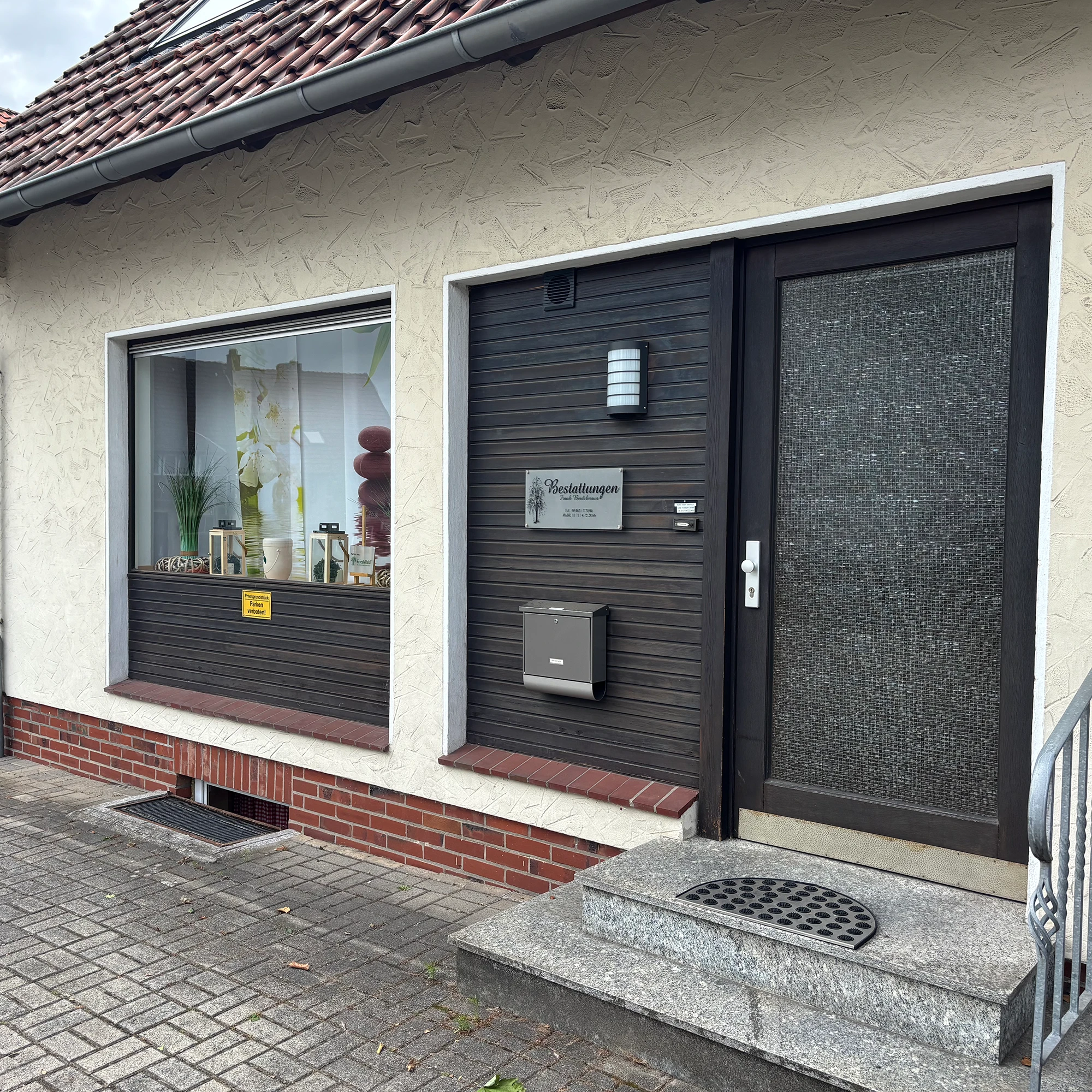 Außenansicht des Gebäudes der Bestattungshilfe Bredelmann in Lienen