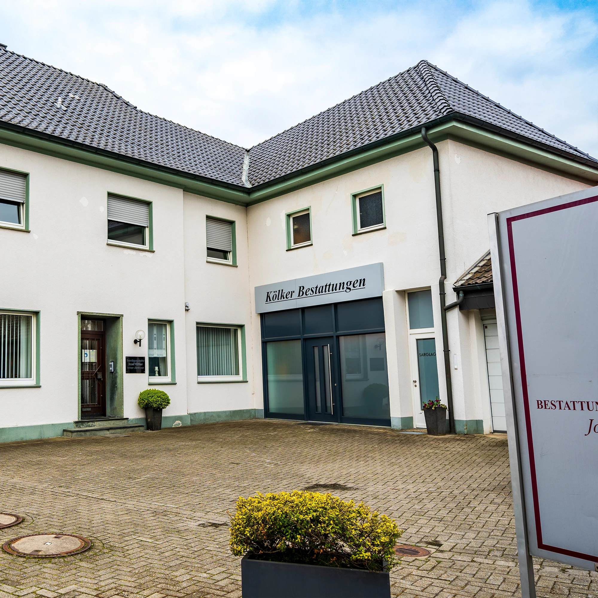 Außenansicht des Gebäudes der Bestattungshilfe in Rheine - Kölker – Greven Bernhardstraße